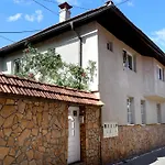 Modern&cozy Bosnian House With Garden+free Parking 塞拉耶佛
