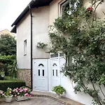 Modern&cozy Bosnian House With Garden+free Parking 招待所
