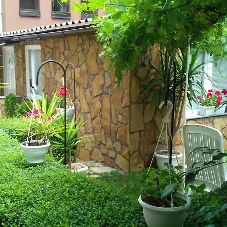 Modern&cozy Bosnian House With Garden+free Parking Pensión