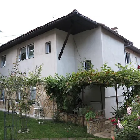 Modern&cozy Bosnian House With Garden+free Parking بيت ضيافة